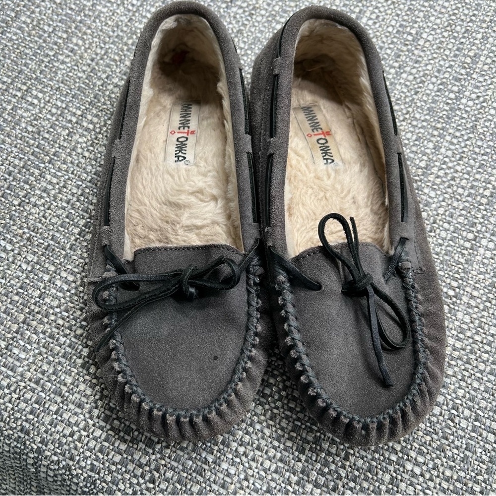 Women's Minnetonka Comfy Moc Moccasin Slippers Man Made Grey Felted  Size 9